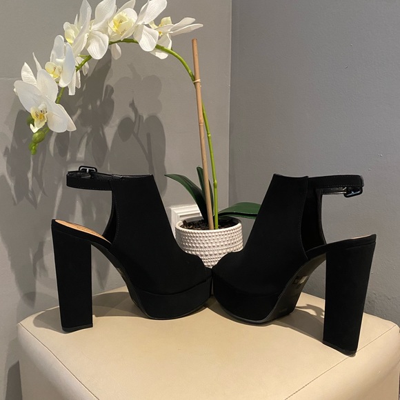 Black Heel Sandal - Picture 2 of 9